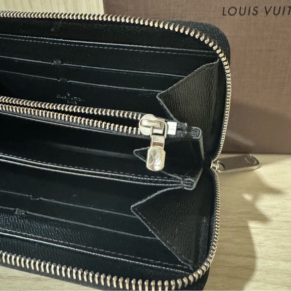 24 hour sale! Only $575 Beautiful Louis Vuitton Zippy Wallet - Picture 8 of 10